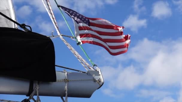 Американский Флаг Развевается Ветру Буме Парусника Крапинами Облаков Заднем Плане — стоковое видео