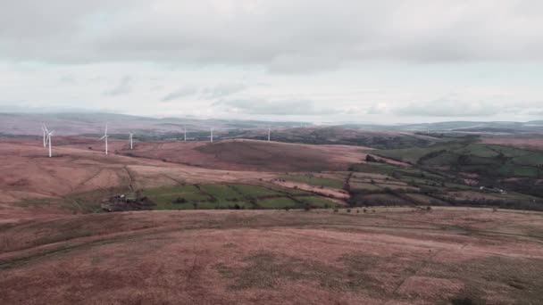 Aerial Ascending Shot Showing Rolling Yellow Green Hills Dotted Wind — Vídeo de Stock