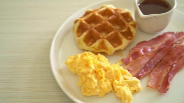 Ovo Mexido Com Bacon Waffle Para Café Manhã — Vídeo de Stock