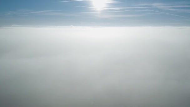 Aerial Lenta Subida Por Encima Inversión Nubes Revelando Sol Senderos — Vídeos de Stock