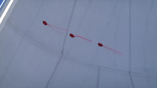 Close Van Windmeters Het Zeil Van Een Zeilboot — Stockvideo