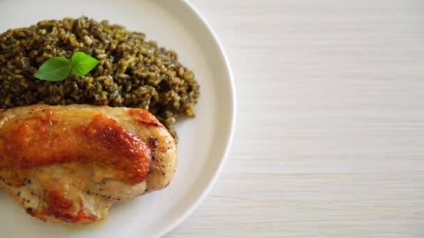 Pesto Arroz Frito Con Pollo Parrilla Plato Blanco — Vídeos de Stock