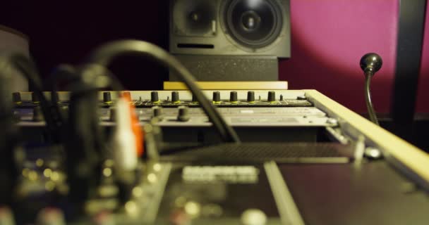 Amsterdam Music Studio Enfoque Entre Altavoces Cables Audio Cámara Slow — Vídeos de Stock