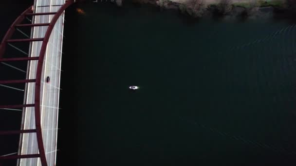 Passeios Barco Sob Pennybacker Bridge Lake Austin Colorado River — Vídeo de Stock