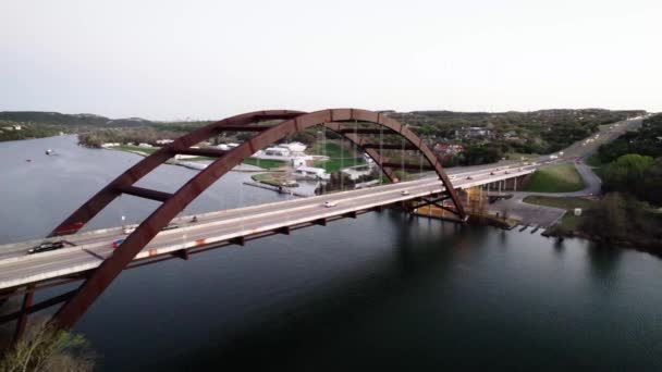 Γέφυρα Pennybacker Στη Λίμνη Austin Τέξας — Αρχείο Βίντεο