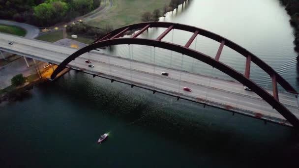 Cruzes Barco Sob Pennybacker Bridge Lake Austin Colorado River — Vídeo de Stock