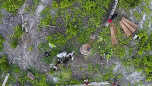 Niños Africanos Corriendo Por Hombre Operando Dron Claro Selva Tropical — Vídeo de stock