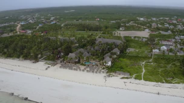 Tropical Bungalow Resort White Sand Beaches Palm Trees — Vídeo de stock