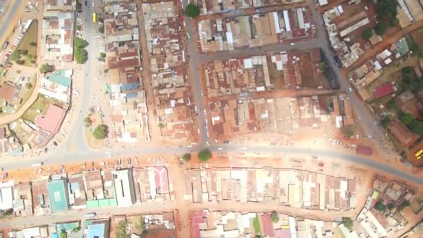 Die Straße Teilt Mehrere Häuserblocks Kenia Ansicht Der Ländlichen Gemeinschaft — Stockvideo