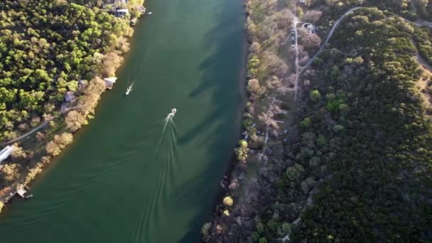 Two Boats Passing Colorado River Lake Austin Texas — ストック動画