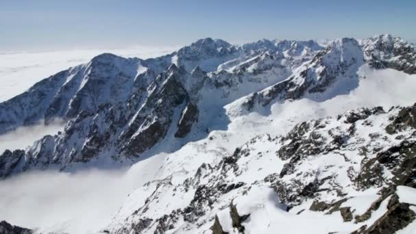 Panoramiczny Widok Mglistą Dolinę Między Tatrami Wysokimi Góry Pokryte Śniegiem — Wideo stockowe