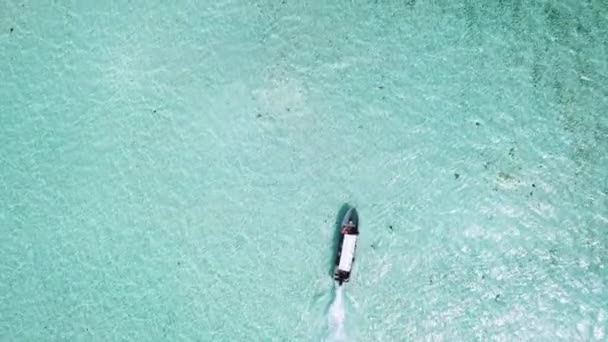 Motorboot Varen Turquoise Oceaan Wateren Overhead Drone Schot — Stockvideo