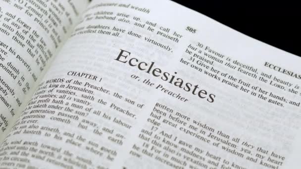 Close Shot Bible Página Virando Para Livro Eclesiastes — Vídeo de Stock