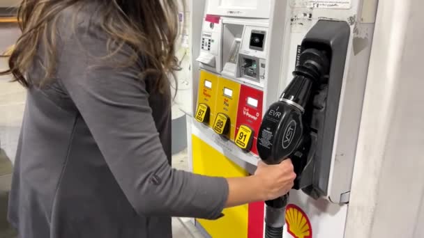 Bensinpump Kvinna Bort Pistolen Från Bensinstationen Högpriskoncept Gas Långsamma Rörelser — Stockvideo