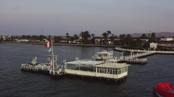 Muelle Bahía Paracas Con Bandera Peruana Ica Perú Drone Uhd — Vídeos de Stock