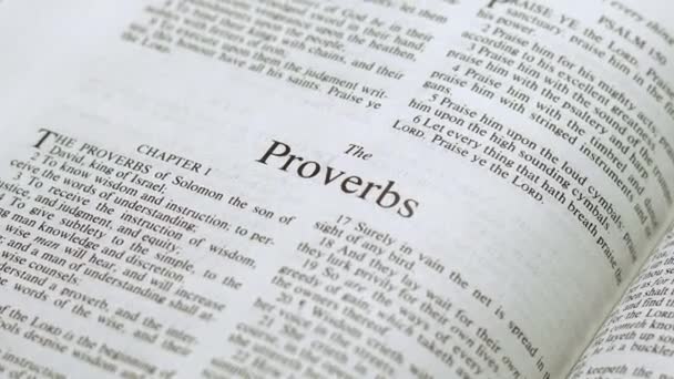Close Shot Bible Página Virando Para Livro Provérbios — Vídeo de Stock