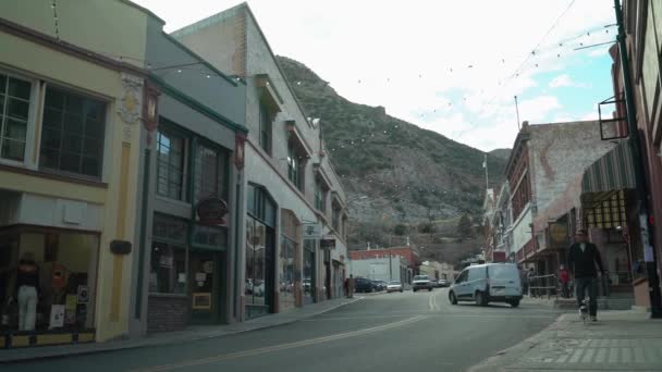 Tourist His Dog Walking Sidewalk Main Downtown Bisbee — Stok video