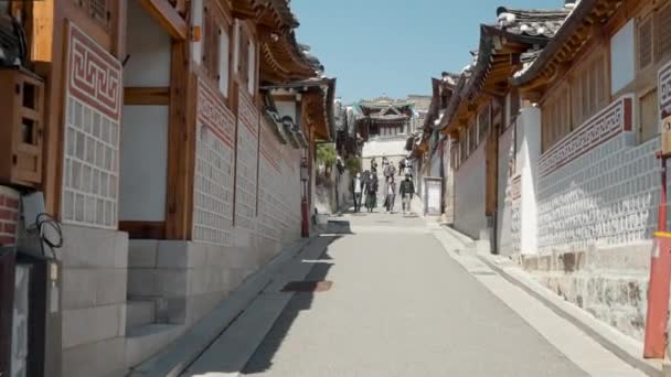 Grupper Människor Vita Masker Besöker Bukchon Hanok Village Seoul Promenadpov — Stockvideo