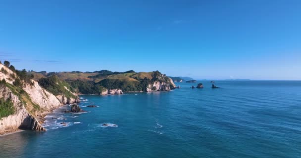 Vuelo Pausado Pasando Por Los Promontorios Península Coromandel Costa Rocosa — Vídeos de Stock