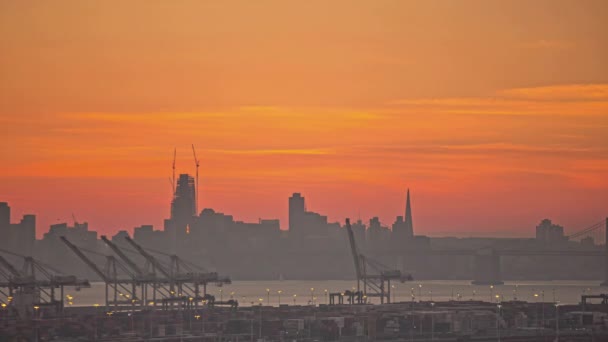 Oakland Limanı Alacakaranlık Vakti Işıklar Yandıkça Şehrin Ufuk Çizgisi — Stok video