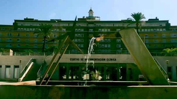 Front View Water Fountain Hospital Facade Spain — ストック動画