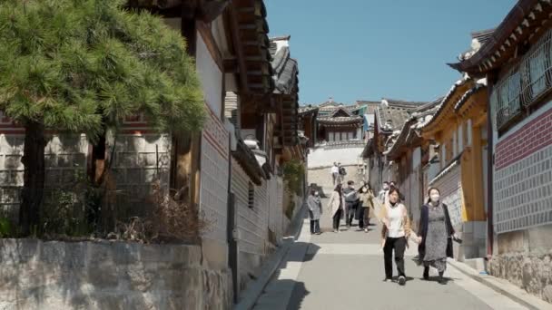 Lidé Maskách Kráčející Ulicí Bukchon Gil Vesnice Bukchon Hanok Jihokorejském — Stock video