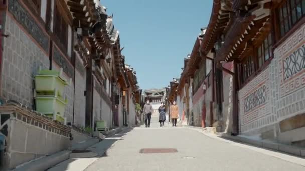 Lidé Maskách Navštíví Vesnici Bukchon Hanok Jihokorejském Soulu Náklon — Stock video
