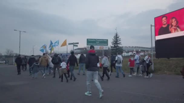 Aficionados Fútbol Caminando Hacia Hampden Park — Vídeo de stock