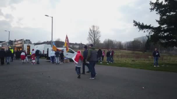 一名年轻的波兰球迷前往汉普敦公园观看比赛 — 图库视频影像