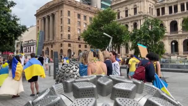 Big Group People Gathered Brisbane Square Holding Ukrainian Flag Banners — Vídeo de stock