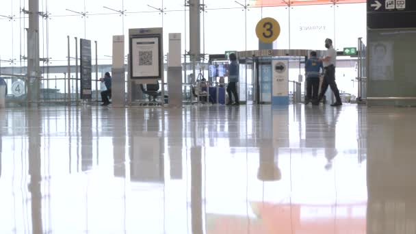 Pov Wewnątrz Terminalu Odlotu Lotniska Suvannabhumi Lotniska Wielu Pasażerów Podczas — Wideo stockowe