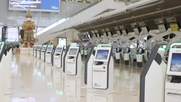Pov Airport Departure Terminal Suvannabhumi Airport Self Service Check Counter — Stock Video