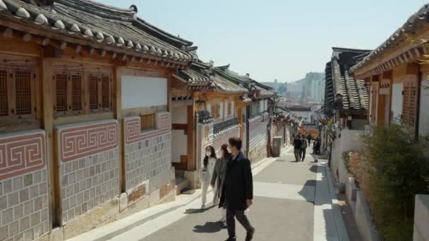 Reisende Mit Gesichtsmasken Besichtigen Das Berühmte Bukchon Hanok Village Seoul — Stockvideo