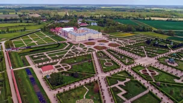 Αεροφωτογραφία Του Παλατιού Rundle Και Του Διακοσμητικού Κήπου Του Λετονία — Αρχείο Βίντεο