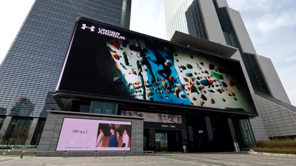 Gigantyczne Elektroniczne Billboardy Reklamowe Poza Kompleksem World Trade Center Coex — Wideo stockowe
