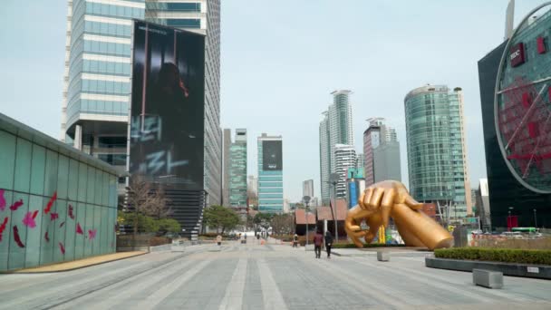 Estabelecendo Tiro Estátua Mãos Douradas Gangnam Complexo Negócios Coex Olhando — Vídeo de Stock