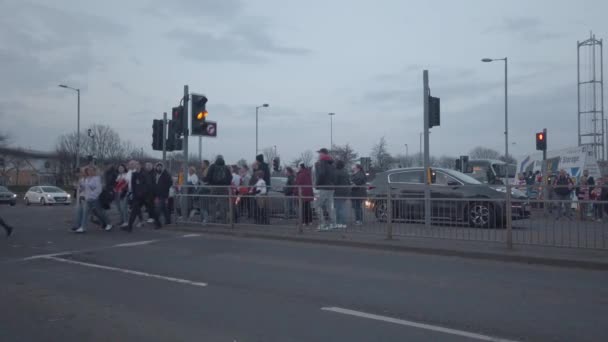 Voetbalfans Kruisen Bij Een Stoplicht — Stockvideo