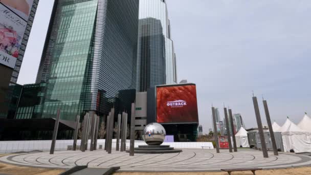 Ekspozycja Sztuki Przed Kompleksem Biznesowym Coex Artium Wieżą World Trade — Wideo stockowe