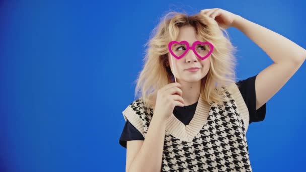 Chica Con Gafas Corazón Rosa Máscara Estar Amor Pensando Ideas — Vídeos de Stock