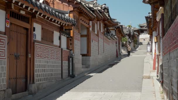 Žena Respirační Masce Kráčí Tradiční Ulici Vesnice Bukchon Hanok Soulu — Stock video