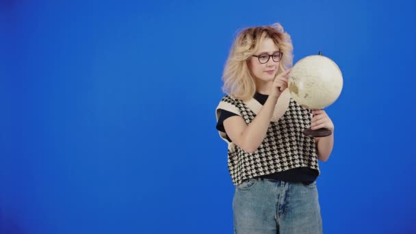 Kaukasische Blondhaarige Dame Beobachtet Global Sphere Mit Neugieriger Und Fröhlicher — Stockvideo