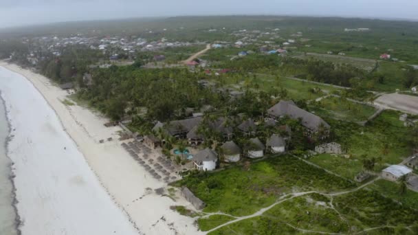 Tropisch Bungalowresort Aan Witte Zandkust Van Zanzibar Bewolkte Dag — Stockvideo