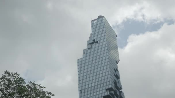 Vista Para Arranha Céu Vidro Alto Com Céu Nublado — Vídeo de Stock