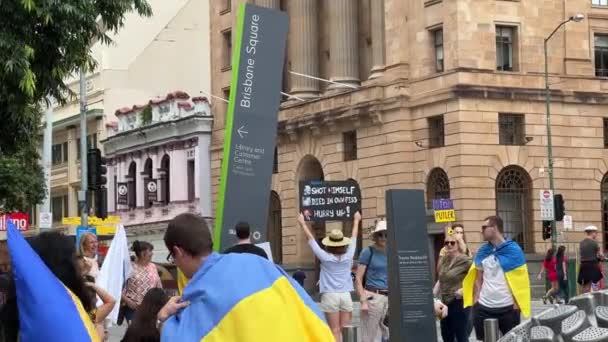 Gran Grupo Personas Reunieron Brisbane Square Australia Llevando Levantando Bandera — Vídeo de stock