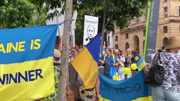 Manifestantes Pacíficos Reuniram Praça Brisbane Segurando Bandeiras Cartazes Ucranianos Para — Vídeo de Stock