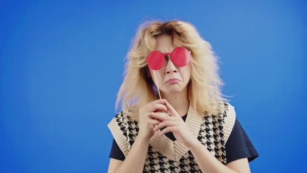 Divná Žena Podivnými Brýlemi Maska Legrační Dělá Obličeje — Stock video