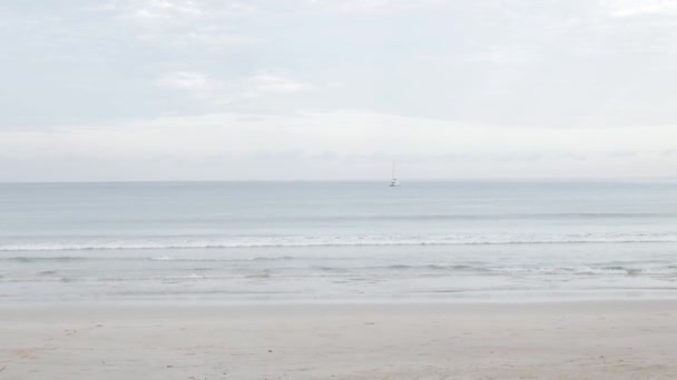 Der Strand Mit Weißem Sand Und Ruhige Welle Aus Dem — Stockvideo