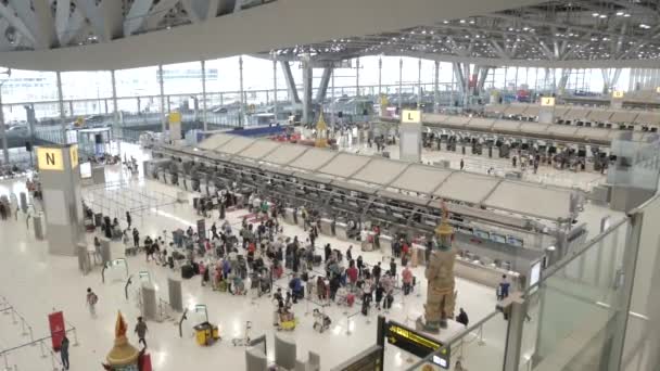 Pov Inne Flygplatsen Avgångsterminalen Suvannabhumi Flygplats Med Många Passagerare Samtidigt — Stockvideo