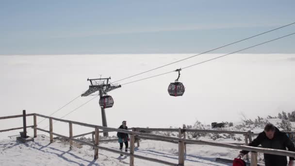 滑雪场吊车上下滑行的时滞 — 图库视频影像