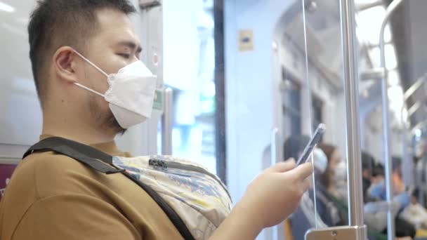 Азиатский Человек Помощью Смартфона Сидя Общественном Транспорте Метро — стоковое видео